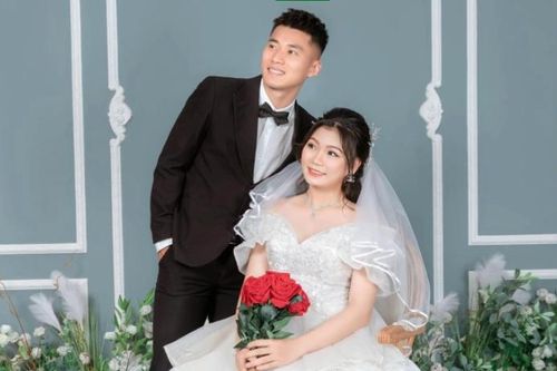 Cặp đôi cầu thủ Việt Nam lên xe hoa
