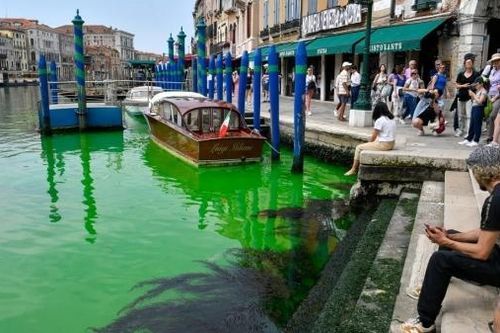 Italy: Chưa rõ nguyên nhân một phần kênh đào Venice chuyển màu xanh lá