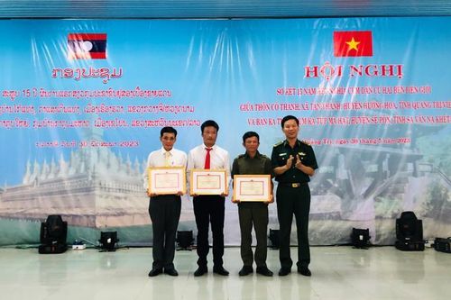 Sơ kết 15 năm kết nghĩa cụm dân cư hai bên biên giới Việt Nam - Lào