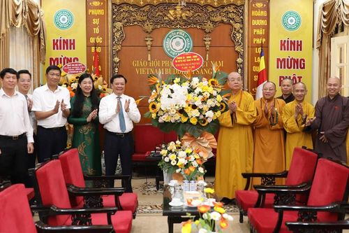 Bí thư Thành ủy Hà Nội Đinh Tiến Dũng chúc mừng Lễ Phật đản