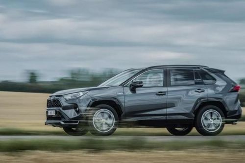 Toyota RAV4 PHEV chạy liên tục gần 2.000 km không cần dừng sạc