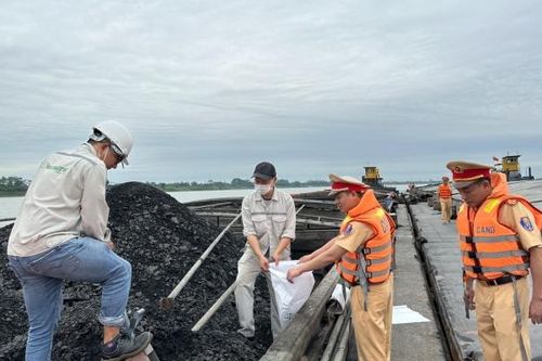Bắt giữ 2 tàu thủy chở gần 7.000 tấn than không chứng từ