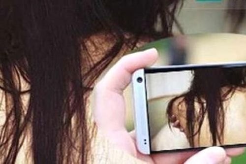 Cô gái bị tống tiền vì cho mượn điện thoại chứa hình ảnh, clip 'nóng'