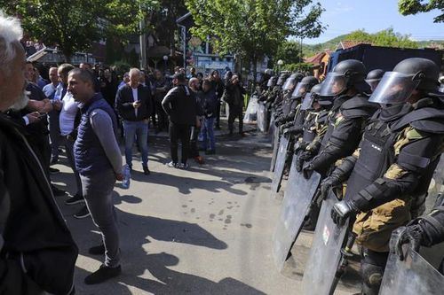 Người biểu tình đụng độ lính NATO ở Kosovo, hàng chục người bị thương