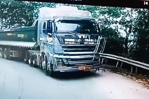 Công an, Thanh tra giao thông vào cuộc vụ xe tải lấn làn 'uy hiếp' xe khách ở Lào Cai