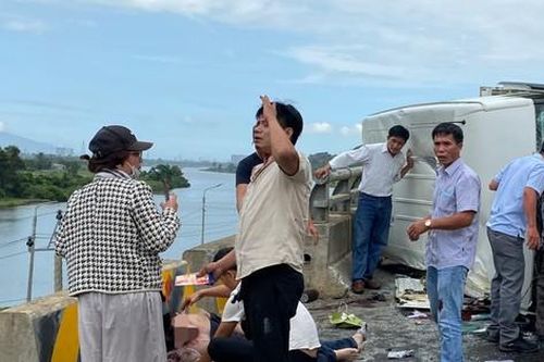 Sức khỏe các nạn nhân vụ xe khách đâm xe rước dâu trên cao tốc ra sao?