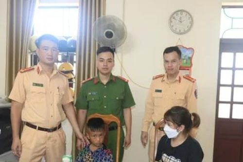 CSGT cứu cháu bé lạc mẹ bị trượt chân ngã xuống sông