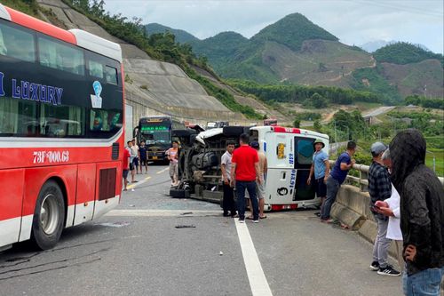 Hai xe khách va chạm trên cao tốc, 5 người thương vong