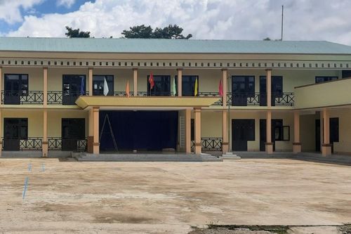 Trường 8 tỷ xây xong 'đắp chiếu', trăm em chen chúc học ở phòng chờ giáo viên