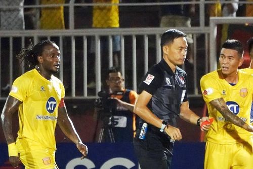 V-League lại nhờ 'vua ngoại', trọng tài Việt Nam nên tự ái