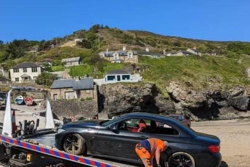 Tiếc tiền gửi xe, chủ chiếc BMW ngậm ngùi nhìn 'xế cưng' bị sóng cuốn ra biển