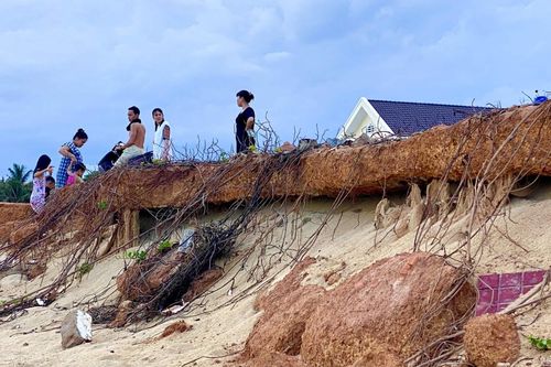 Sóng 'ngoạm' nát bờ biển, người dân Bình Định lo mất đất