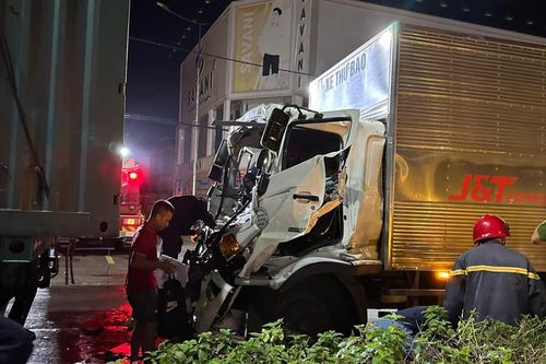 Tông vào đuôi xe container, tài xế ô tô tải mắc kẹt trong cabin