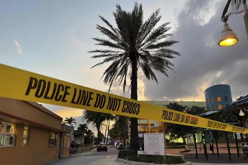 Đọ súng ở bãi biển Florida, nhiều người bị thương