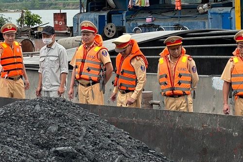 Bắt giữ hai tàu chở gần 7.000 tấn than không chứng từ trên sông Hồng