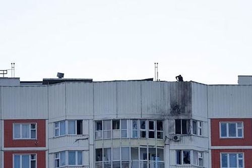 Cận cảnh tòa nhà bị hư hại khi máy bay không người lái tấn công Moscow