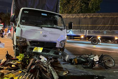 Xe tải tông nhiều xe máy dừng chờ đèn đỏ, 1 người tử vong ở Bình Dương