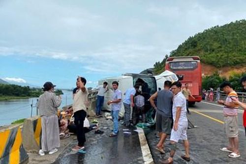 Hai xe khách va chạm trên cao tốc khiến 5 người thương vong