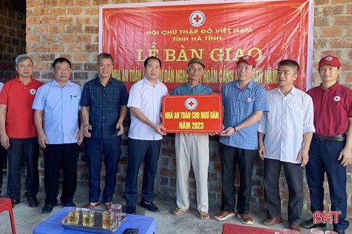Bàn giao 2 'Nhà an toàn cho ngư dân' ở Lộc Hà