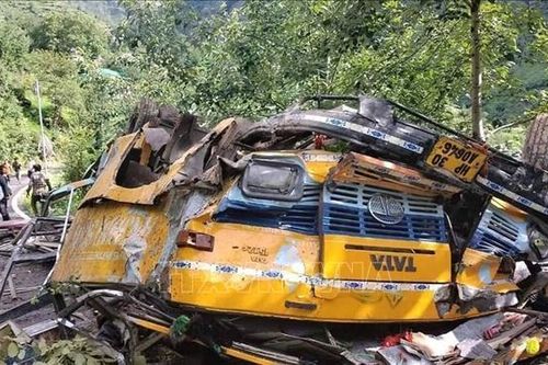 Xe buýt rơi xuống hẻm núi tại Ấn Độ, ít nhất 10 người thiệt mạng