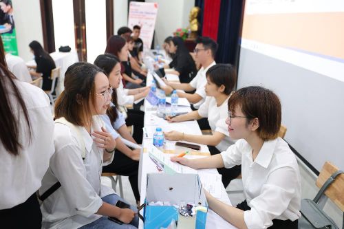 Sinh viên ĐH Đại Nam được doanh nghiệp 'đón' ngay tại giảng đường
