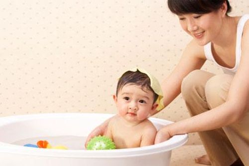 Coi chừng trẻ bị chốc lở trong mùa nắng