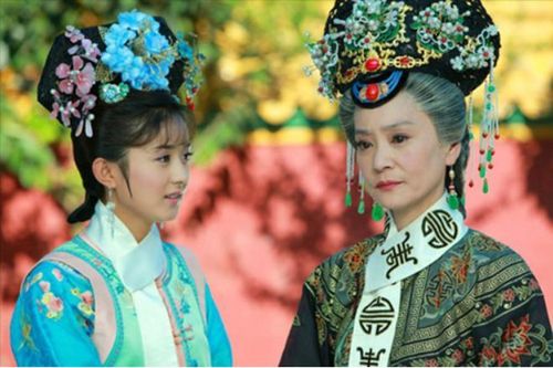 Tại sao trên cổ các phi tần nhà Thanh luôn đeo một dải lụa màu trắng?