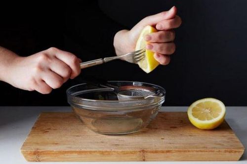 Vắt chanh đừng bổ đôi, làm cách này mới vắt được nhiều nước nhất