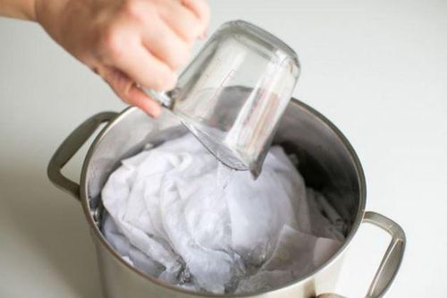Quần áo bị mốc đen li ti đừng vứt đi mà phí, đem ngâm với thứ này là sạch như mới