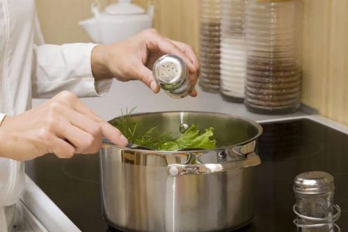 Lỡ nấu ăn bị mặn đừng vội thêm nước: Cho thứ này là giải quyết được ngay