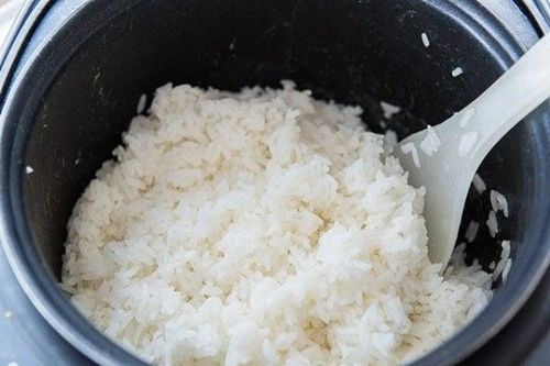 Mùa nóng nấu cơm nhớ bỏ thêm thứ này, hạt cơm dẻo thơm, để lâu không lo thiu hỏng