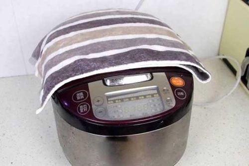 Phủ chiếc khăn lên nồi cơm điện, mẹo hay tiết kiệm một khoản tiền điện hàng tháng, ai biết sớm sẽ được lợi