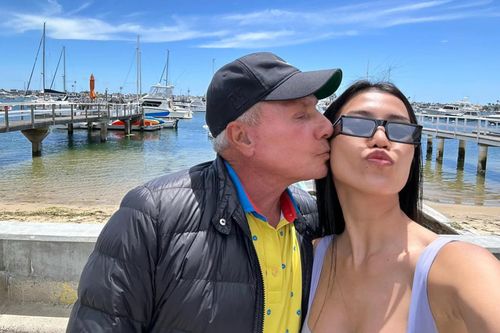 Hotgirl 9X yêu tỷ phú Mỹ U80 bức xúc chuyện bị nhiều cô gái 'chơi xấu', nhắn hàng trăm tin cho chồng