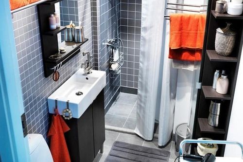 Phòng tắm nhỏ vẫn gọn gàng nhờ mẹo lưu trữ thông minh