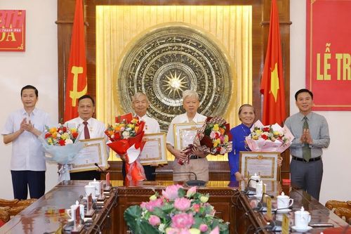 Trao huy hiệu Đảng cho các đồng chí nguyên lãnh đạo tỉnh