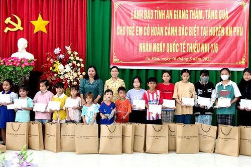 Phó Chủ tịch HĐND tỉnh An Giang Đinh Thị Việt Huỳnh tặng quà thiếu nhi huyện An Phú