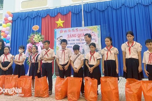 Tặng 500 phần quà cho trẻ em có hoàn cảnh khó khăn