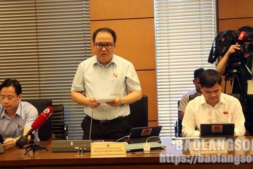 Đại biểu Quốc hội tỉnh phát biểu ý kiến tại hội trường về Luật Giao dịch điện tử (sửa đổi) và thảo luận tại tổ về một số dự thảo nghị quyết