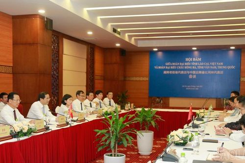 Hội đàm giữa Đoàn đại biểu tỉnh Lào Cai và Đoàn đại biểu châu Hồng Hà
