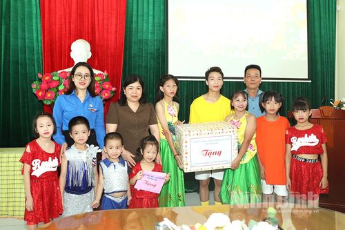 Sở Lao động, Thương binh và Xã hội tặng quà Trung tâm Bảo trợ và công tác xã hội nhân dịp 1/6