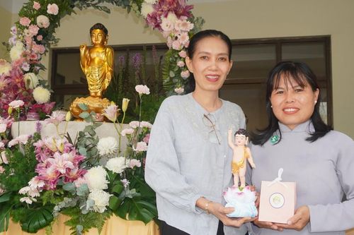 Xúc động trao tặng tôn tượng Đức Phật đản sanh tại tòa soạn Báo Giác Ngộ