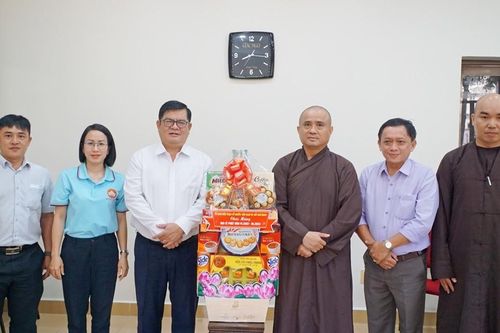 Ủy ban MTTQVN TP.HCM thăm, chúc mừng Phật đản đến Ban Biên tập báo Giác Ngộ