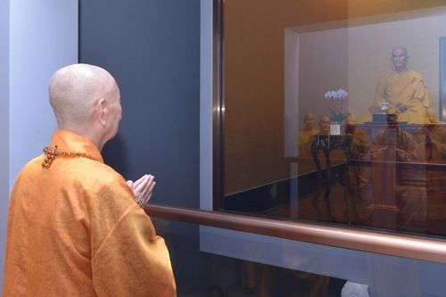 Trưởng lão Hòa thượng Thích Trí Quảng đảnh lễ xá-lợi Bồ-tát Thích Quảng Đức