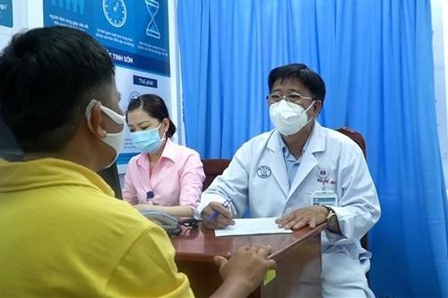 Bệnh nhân lưỡng giới thật thể khảm bị ung thư tinh hoàn ẩn đầu tiên tại Việt Nam