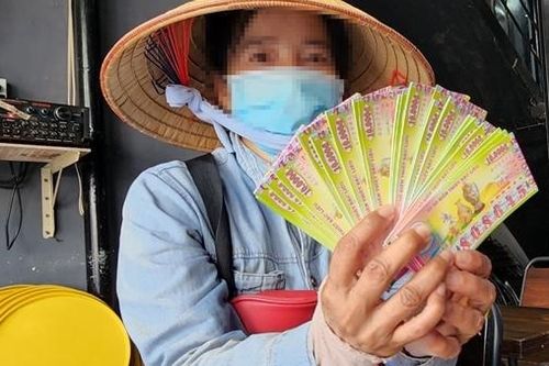 Vợ dọn dẹp tủ thờ, phát hiện chồng giả bị cướp để chiếm đoạt hơn 400 triệu đồng của chủ đại lý vé số