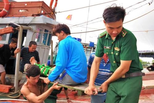Cà Mau: Kịp thời hỗ trợ ngư dân gặp nạn trên biển