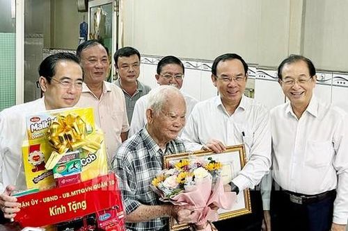 Lãnh đạo TPHCM thăm, chúc thọ các cụ cao tuổi