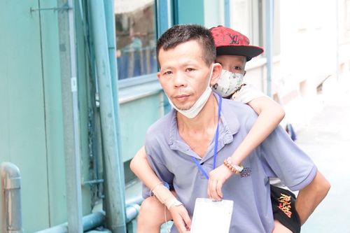 Ước mơ xây nhà cho bố mẹ của cậu bé 8 tuổi bị ung thư máu