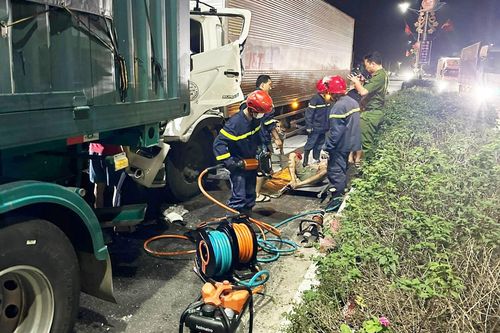 Hà Tĩnh: Giải cứu tài xế xe tải mắc kẹt trong cabin bẹp dúm