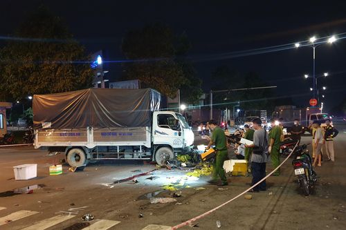Bình Dương: Ô tô tải tông loạt xe máy đang dừng đèn đỏ, 3 người thương vong